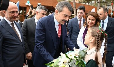 Selçuklu Belediyesi tarafından Sille Mahallesi’ne kazandırılan Sille İlkokulu’nun resmi açılışı Milli Eğitim Bakanı Prof. Dr. Yusuf Tekin’in katıldığı program ile gerçekleştirildi