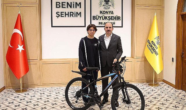 Başkan Altay Örnek Davranışıyla Sosyal Medyada Büyük Beğeni Toplayan Liseli Gençle Buluştu