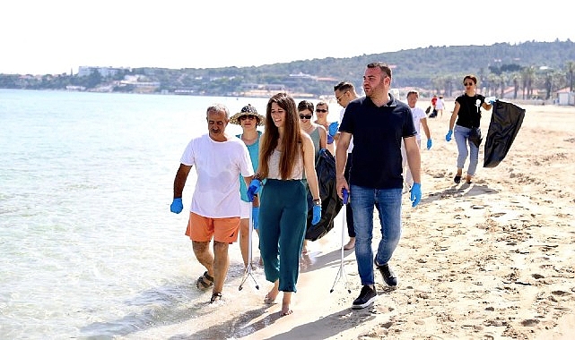 Çeşme Belediye Başkanı Lal Denizli, 5 Haziran Dünya Çevre Günü kapsamında Ilıca Halk Plajı ve Eşek Adası’nda düzenlenen kıyı temizliği etkinliğine katıldı