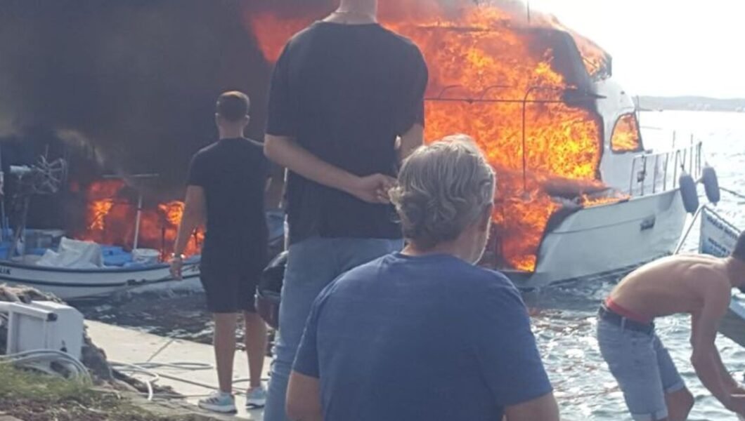 Ayvalık’ta gezi teknesi yandı