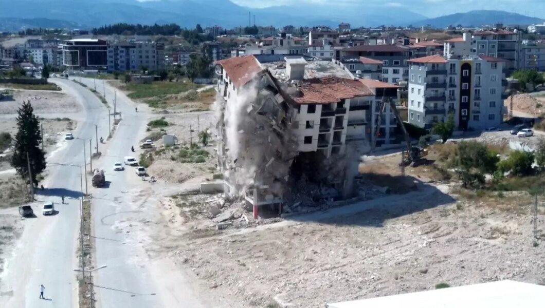 Hatay’da 9 Katlı Bina Dronla Yıkım Anlarıyla Görüntülendi