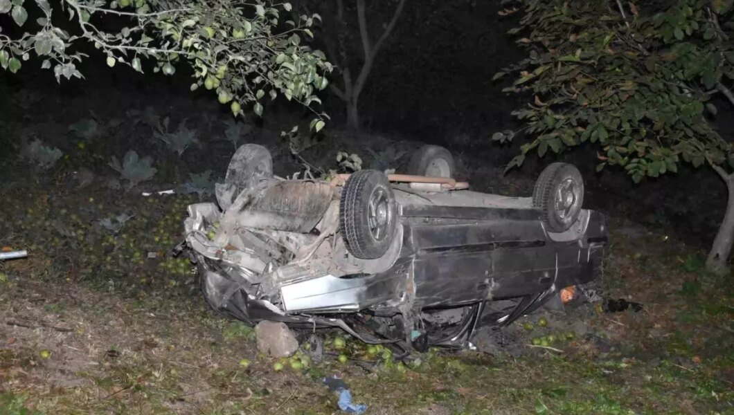 Hendek’te Otomobil Şarampole Yuvarlandı