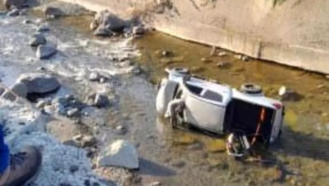 Hopa’da Kamyonet Dereye Düştü