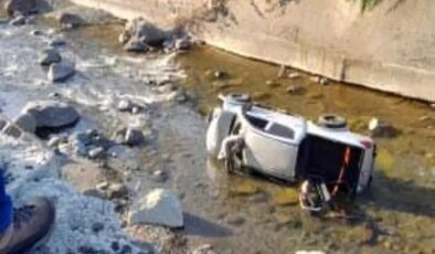 Hopa’da Kamyonet Dereye Düştü