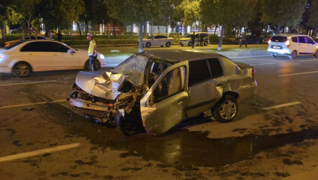 Kartal’da refüjü aşan otomobil ağaca çarparak yola savruldu