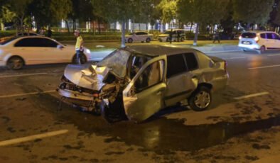 Kartal’da refüjü aşan otomobil ağaca çarparak yola savruldu