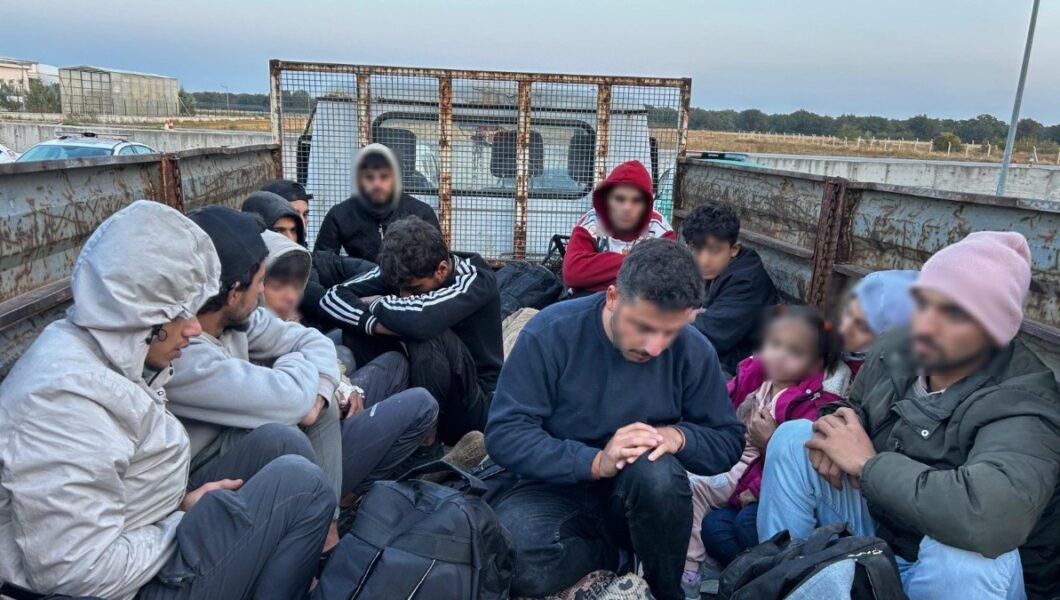 Kırklareli’de polisten kaçan kamyonetten 13 kaçak göçmen çıktı