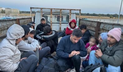 Kırklareli’de polisten kaçan kamyonetten 13 kaçak göçmen çıktı