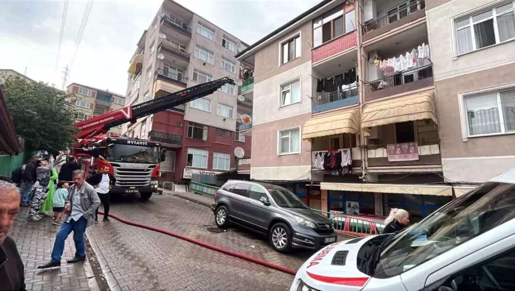 Kocaeli’de 3 Katlı Binada Yangın: Mahsur Kalanlar Kurtarıldı