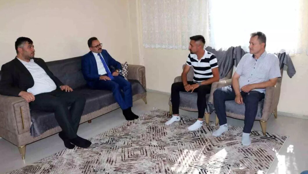 Kütahya Kaymakamı, yaralanan askeri ziyaret etti