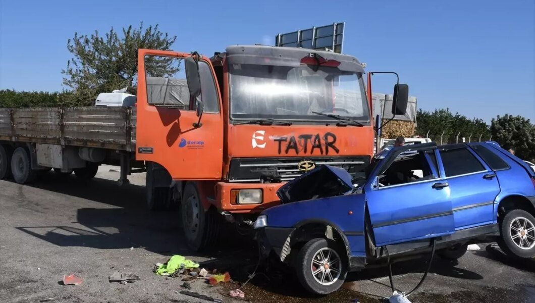 Adana’da Otomobil-Tır Çarpışması: 1 Ölü, 1 Yaralı