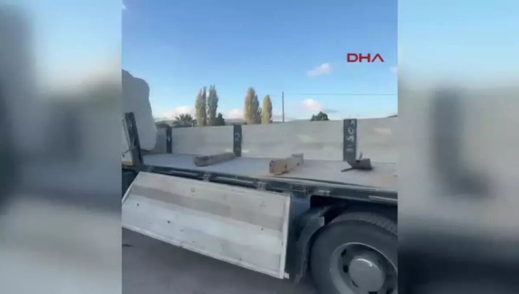 Erdek’te TIR’dan Mermer Düşmesi