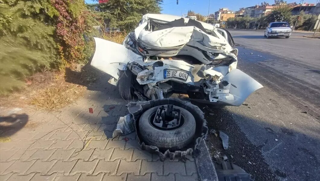 Salihli’de tırla çarpışan otomobilin sürücüsü yaralandı