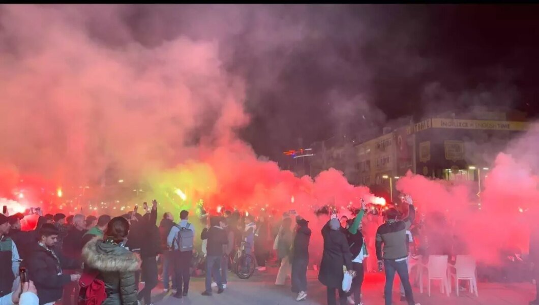 Taraftar Yasağına Rağmen Kocaelispor Maçını Kent Meydanında İzledi