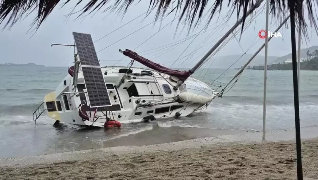 Bodrum’da Fırtına Yelkenliyi Karaya Vurdu