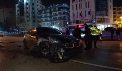 Bursa’da Ters Yönde Giden Otomobil TIR ile Çarpıştı: 2 Yaralı