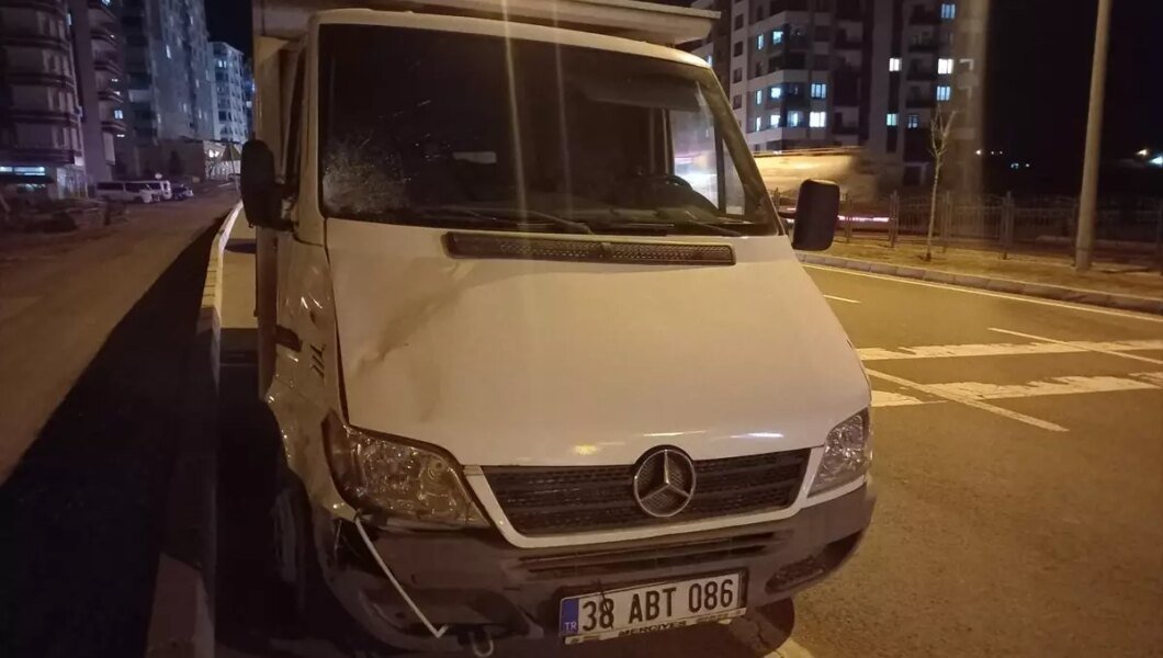 Kamyonet Yayaya Çarptı, Ağır Yaralı
