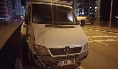 Kamyonet Yayaya Çarptı, Ağır Yaralı