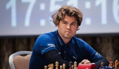 Magnus Carlsen, Kot Pantolon İle Turnuvaya Geri Dönüyor