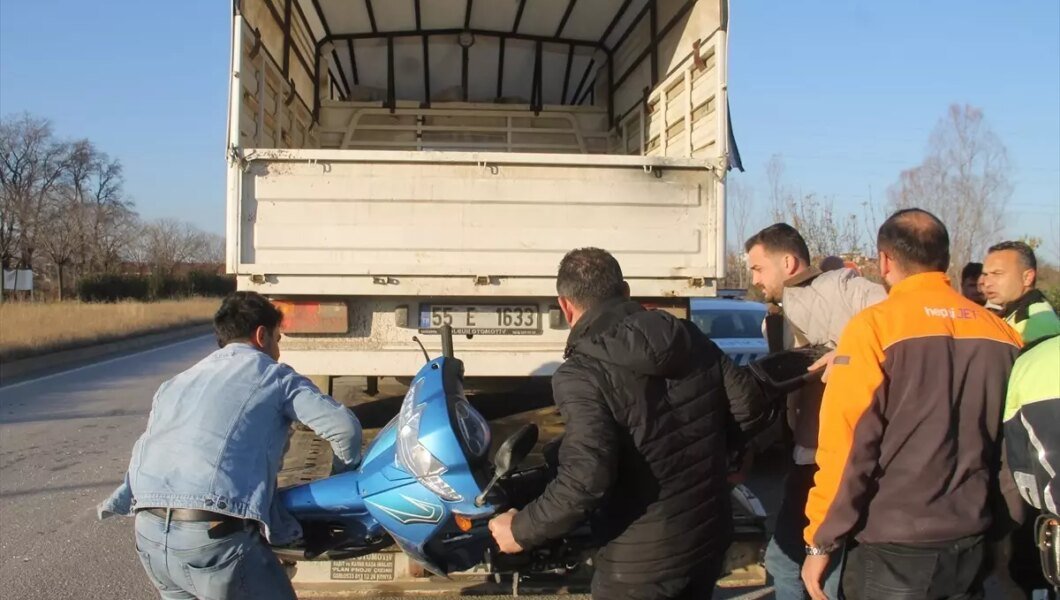Motosiklet Kamyonetle Çarpıştı: Sürücü Yaralı