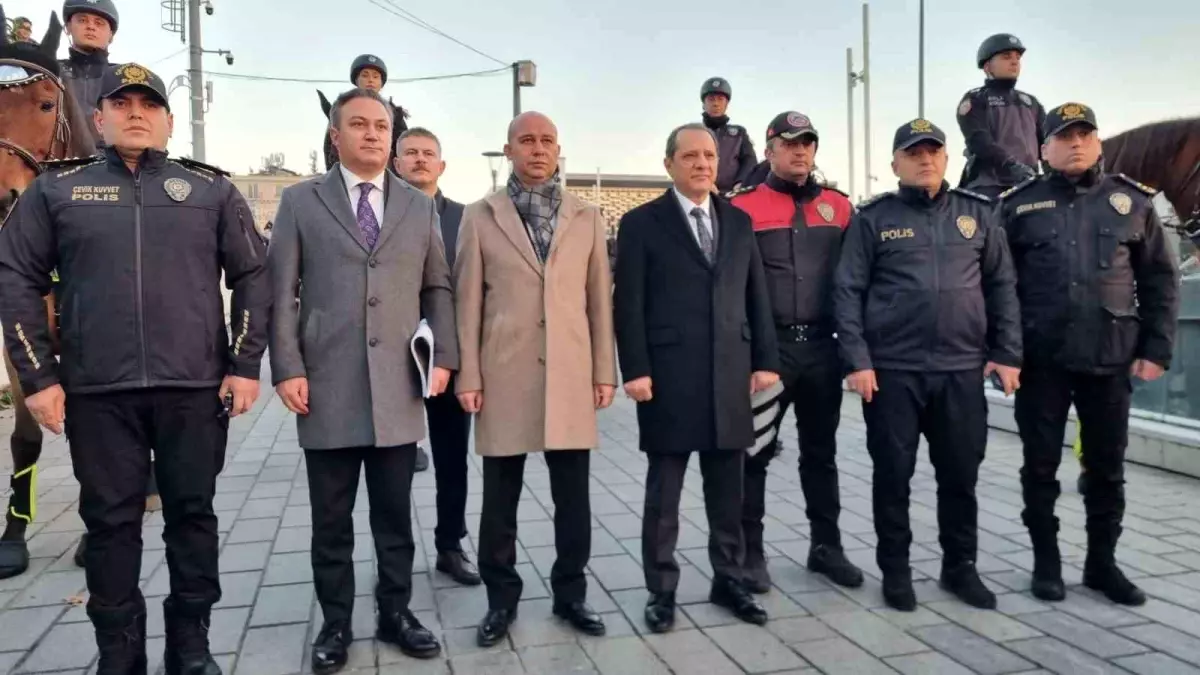 Selami Yıldız Taksim’de Polis Ekiplerini Ziyaret Etti