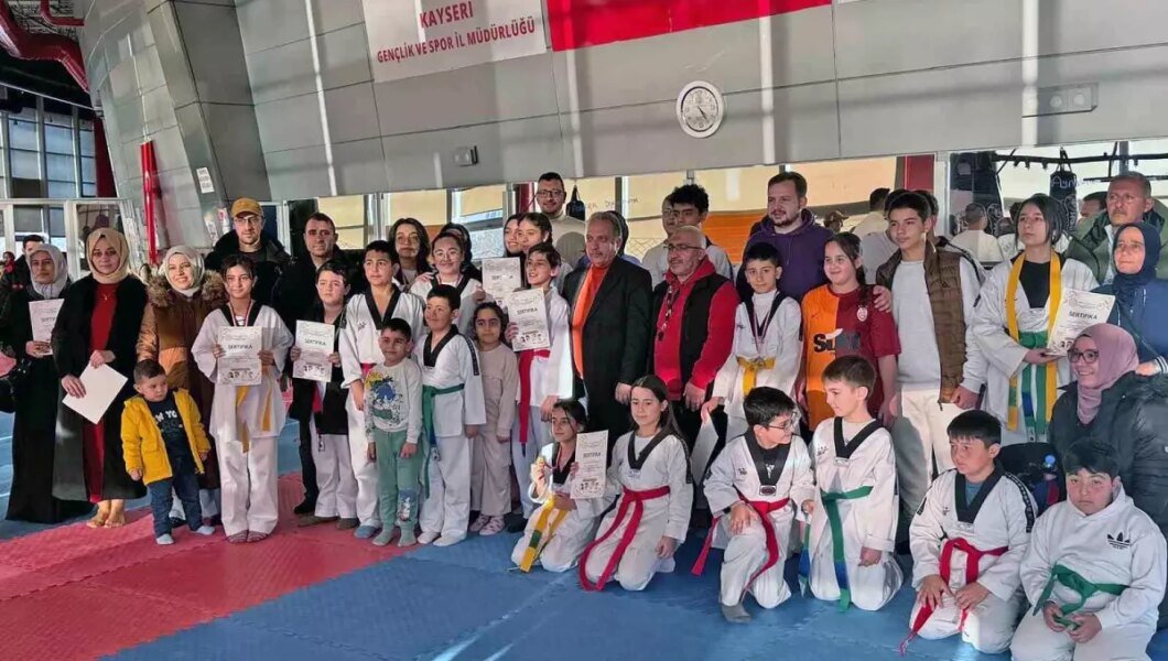 Talas Belediyesi Sporcu Fabrikası’nda Tekvando Kuşak Terfi Töreni Düzenlendi