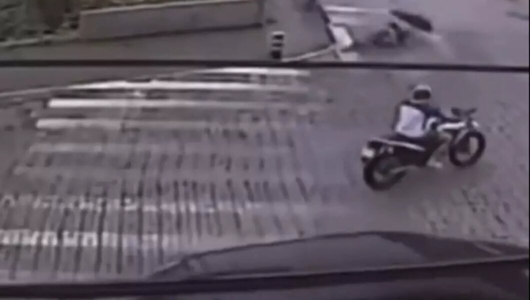 Yaşlı kadın kamyonet geçtikten sonra sürüklenmeye başladı