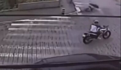 Yaşlı kadın kamyonet geçtikten sonra sürüklenmeye başladı