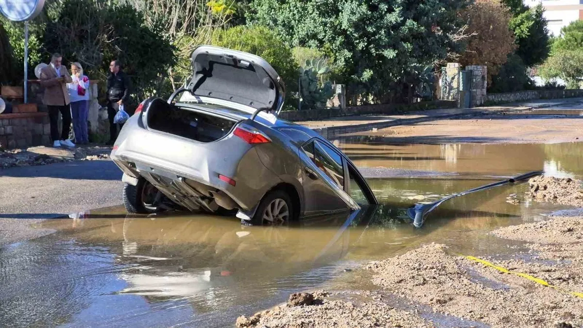 Bodrum’da yol çöktü, araç çukura düştü! Vatandaş isyanda: Canımız bu kadar ucuz