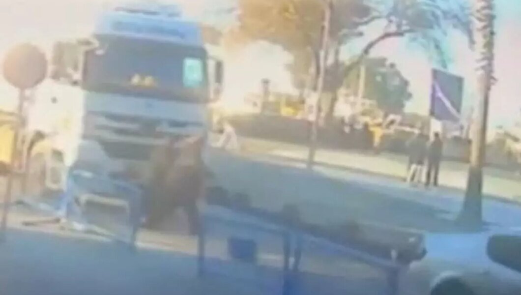 Çimento Tankeri İki Kadına Çarptı: İki Ölü