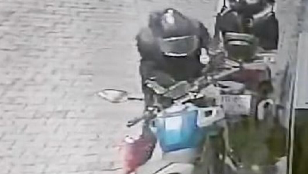 Fatih’te motosiklet farı hırsızları kameraya yakalandı