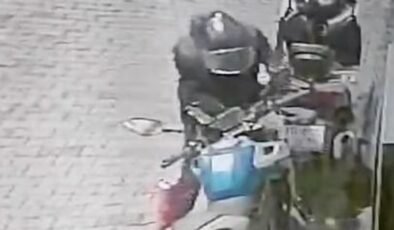 Fatih’te motosiklet farı hırsızları kameraya yakalandı