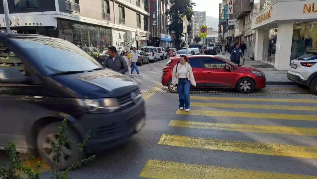İzmir’de Yayalara Yol Vermeyen Sürücüler