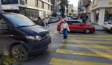 İzmir’de Yayalara Yol Vermeyen Sürücüler