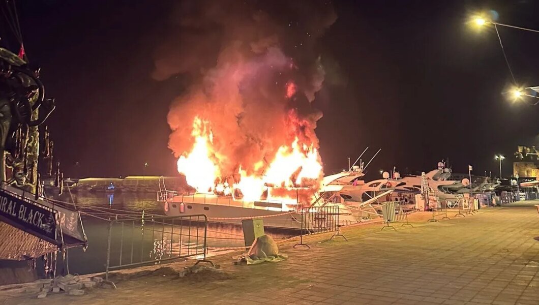 Lüks gezi teknesi yanarak kullanılamaz hale geldi