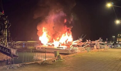 Lüks gezi teknesi yanarak kullanılamaz hale geldi