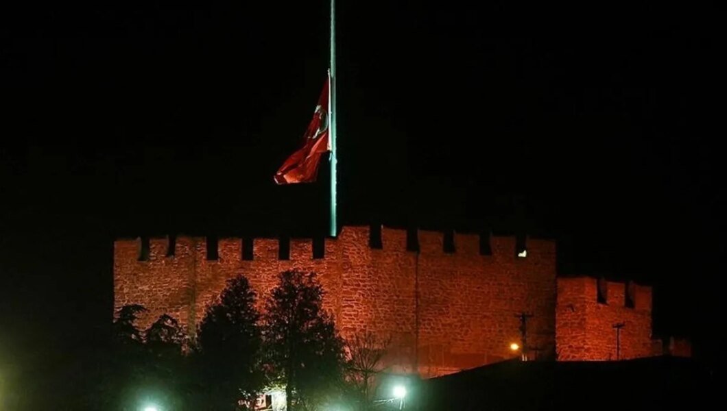 Milli yas nedeniyle bayraklar yarıya indirildi