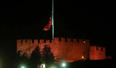 Milli yas nedeniyle bayraklar yarıya indirildi