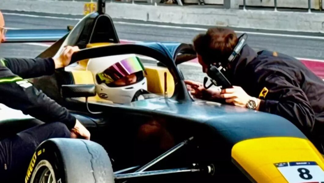 Türkiye’nin ilk kadın Formula pilotu Sena Savaşer piste çıktı