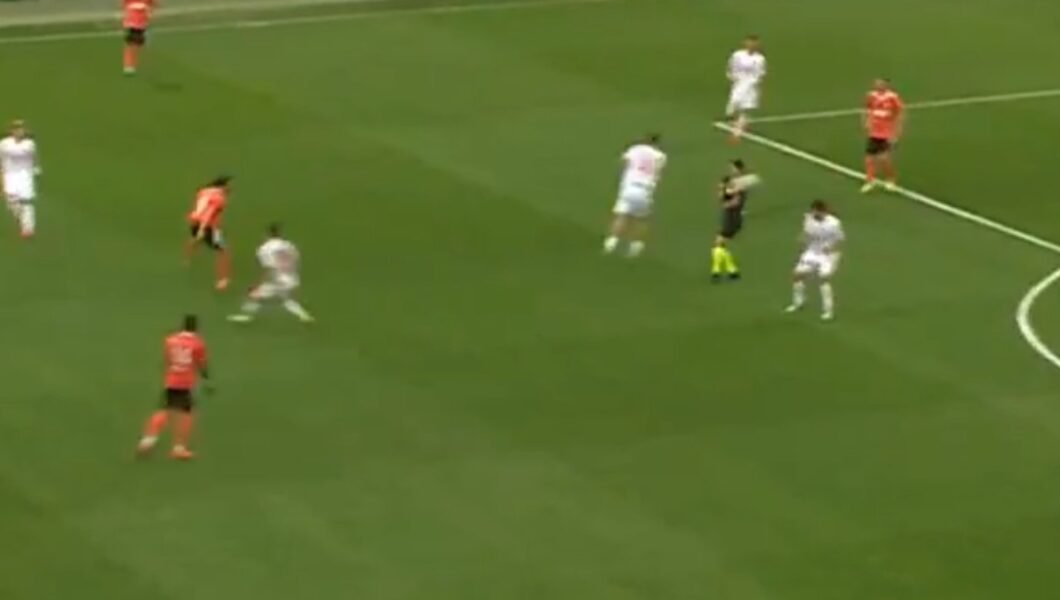 1. Lig’de ilginç anlar! Hakeme çarpan top sonucu gol iptal edildi