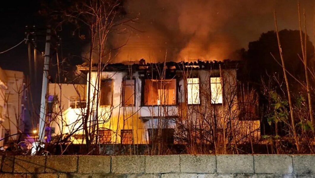 Antalya’da tarihi ev alev alev yandı