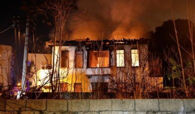 Antalya’da tarihi ev alev alev yandı