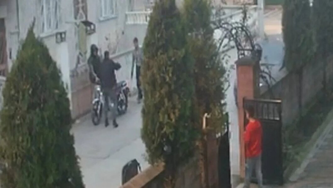 Bursa’da korku dolu anlar: Motosikletli şahıslar sohbet eden kızlara ateş etti!
