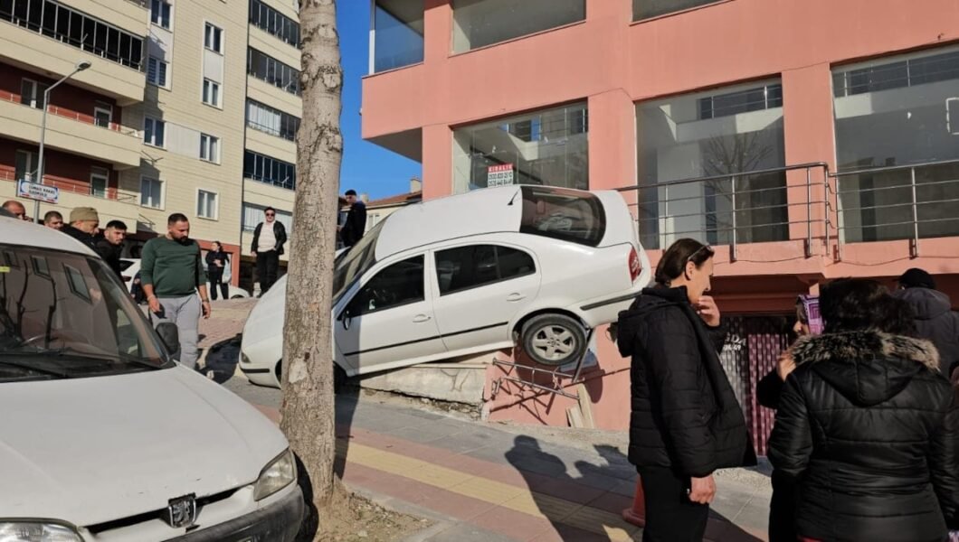 Çorum’da park halindeki otomobil kaydı, facianın eşiğinden dönüldü