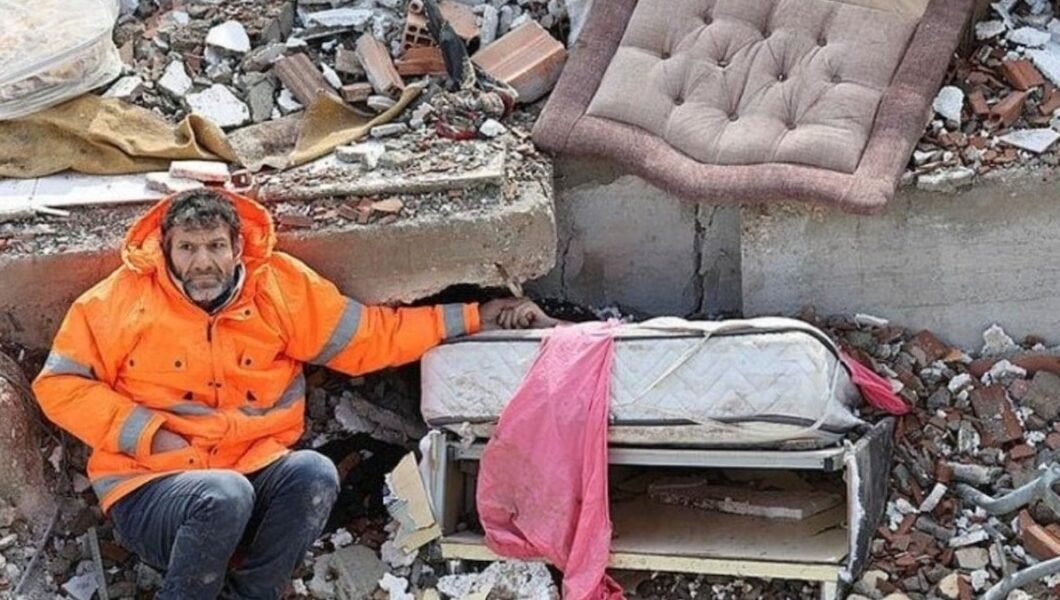 Enkaz altındaki kızının elini bir an olsun bırakmamıştı…  Acılı babanın sözleri yürek yaktı
