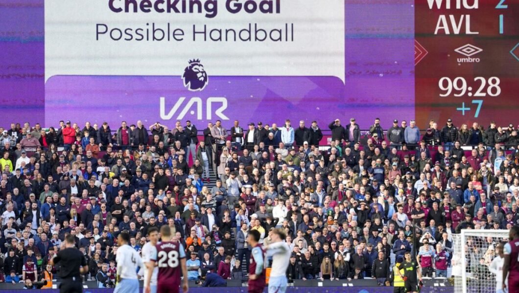 İngiliz futbolunda bir ilk: Hakemler VAR kararını anons edecek