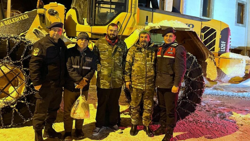 Karın 2 metreyi aştığı yaylada mahsur kalan 3 kişi kurtarıldı