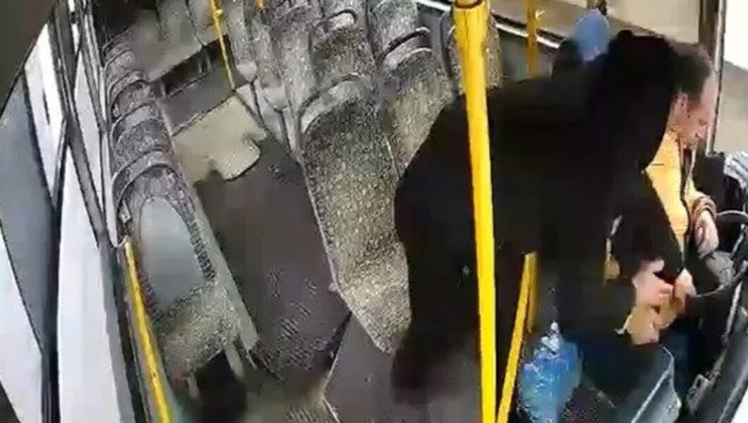 Kocaeli’de sürücü fenalaştı, otobüsü yolcu durdurdu