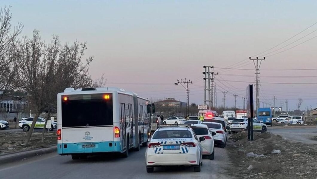 Konya’da tır polis aracına çarptı: 1 şehit 2 yaralı