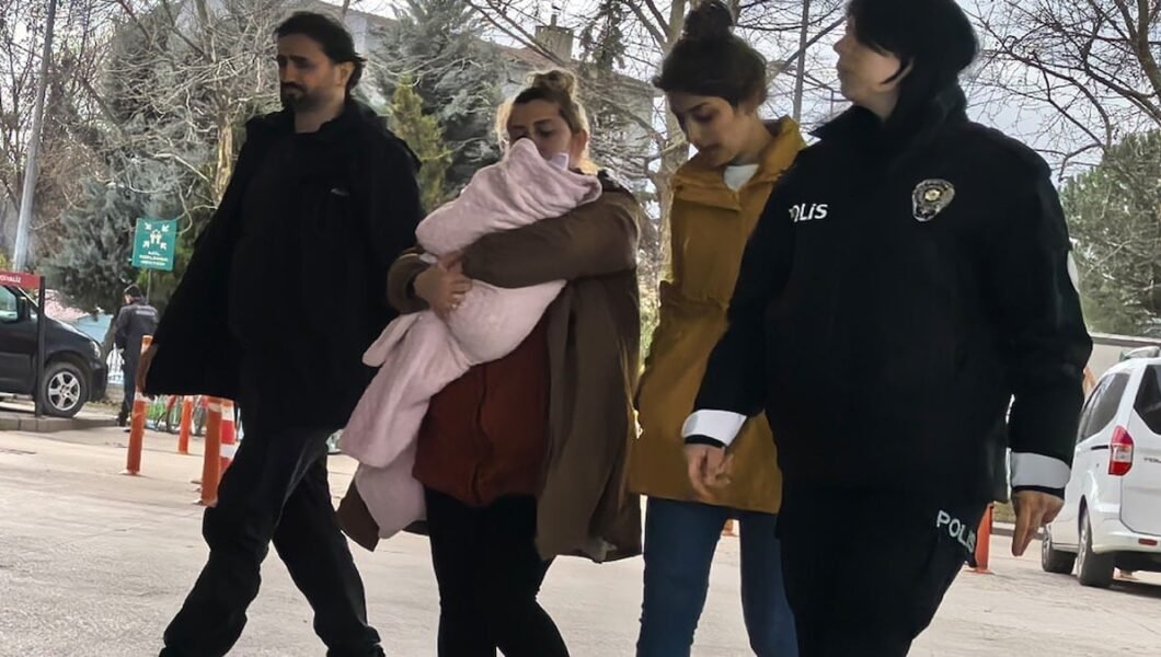 Kucağında bebekle hırsızlık yaptı